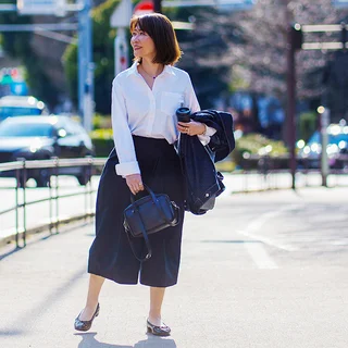 白シャツにフラットシューズ