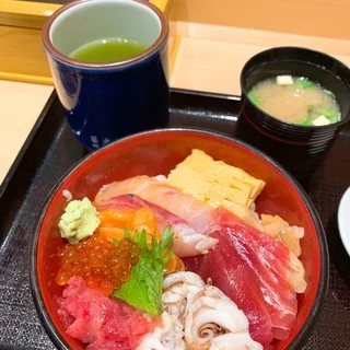 JR東京駅構内のコスパ最強朝ごはん！『寿司清』の絶品海鮮丼