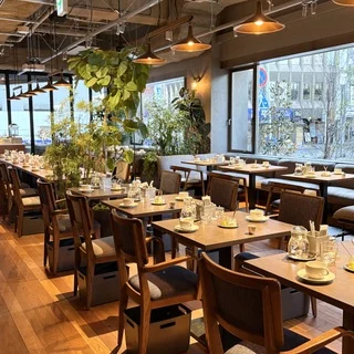 自然光が差し込む店内。