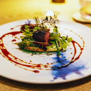 美女組が選ぶ「2025年行ってよかったレストラン」。話題のフレンチから予約必須の人気店まで