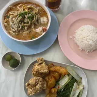 大きな海老がたっぷりのラクサ