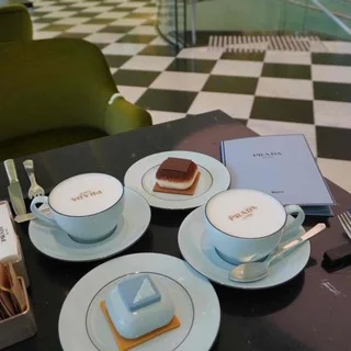 ロゴ入りのラテ＆ケーキ。