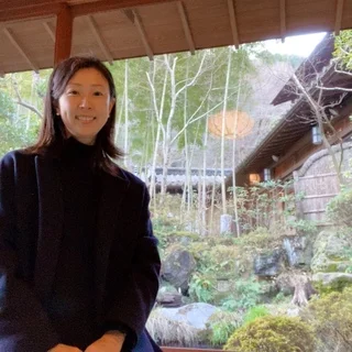 個室から日本庭園を眺めながら食事。季節を目と舌で味わえる。