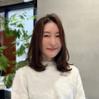 透明感のある柔らかな印象のロング【40代のロングヘア】