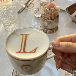 パリ旅行②｜ラデュレ シャンゼリゼ店が別世界…！パリ最大旗艦店で朝食を