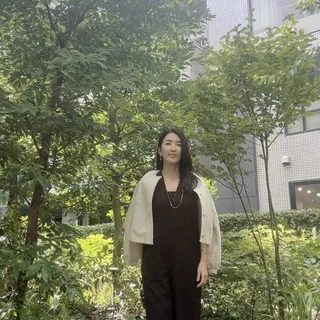 この秋の鉄板】黒サロペット着回し術。小物で差がつく大人の初秋スタイル