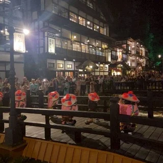銀山温泉で癒しのひととき。川沿いの温泉と、まさかのスイカ振る舞い!?_1_4-1