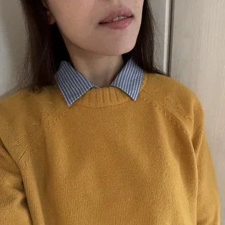シャツ×ニットの組み合わせに夢中！寒い冬はカラーニットでテンションをあげていく。