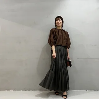 日差しも冷房も強すぎる!?　“暑くて寒い”８月に、ブラウス風Tシャツが大活躍！【小柄エディター伊藤真知の「ミドフォーの今こそ、きれいな服が着てみたい！」 #16】