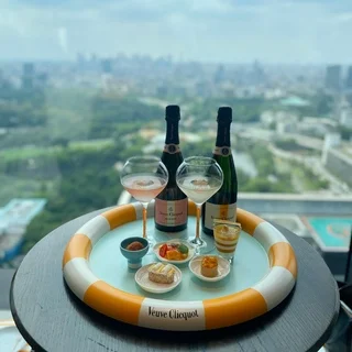 シャンパーニュ メゾン ヴーヴ・クリコの新商品を世界観ごと楽しめる『SUN CLUB by Veuve Clicquot』へ