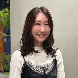 重心を上げて春らしい抜け感をプラス【40代のミディアムヘア】