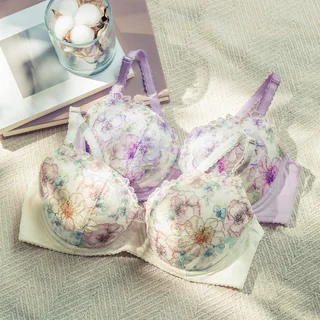 毎日つけたい“THE 王道ブラ”。美女組が「Wing」名品ブラジャーの魅力を徹底検証
