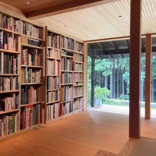 【鈍考／喫茶 芳】京都の檜林に囲まれた完全予約制の私設図書室