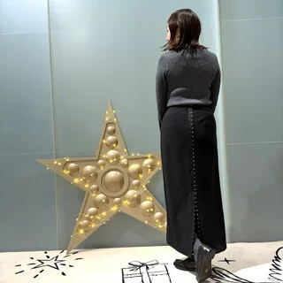 後ろ姿に、静かなインパクトを。年末のお出かけに選んだ“MANOF”のスカート