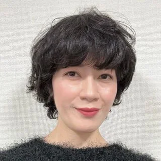 くせ毛風のニュアンスで顔の余白をさりげなくカバー【40代のショートヘア】
