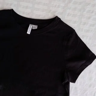【H&amp;M】やっと出会えた！ オフィスOKの理想のTシャツ【40代のスタイルアップコーデ #9】
