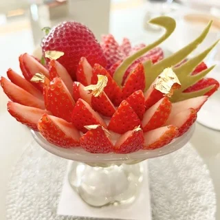 パレスホテル東京で苺づくしの美パフェを堪能。 