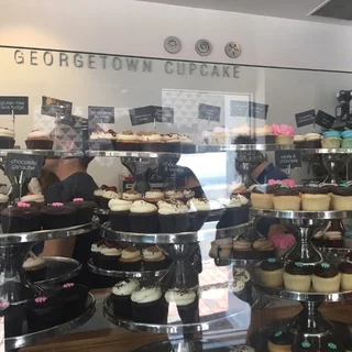 行列の出来るカップケーキ店