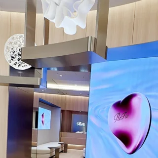 まるでミュージアム！「ReFa GINZA」限定品だらけの徹底フロアガイド＆新作総まとめ【マーヴェラス原田の40代本気美容 #962】 