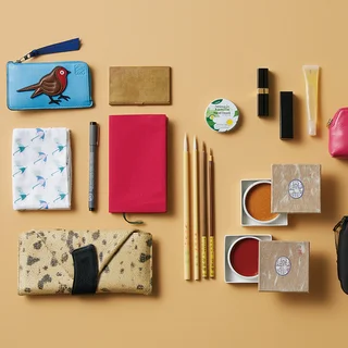 資生堂のパッケージデザインも手掛ける日本画家・大竹彩奈さんは、和の”粋”を感じるアイテムを愛用！【働く女のバッグの中身】