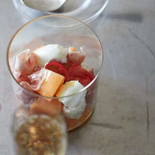 “生ハムメロン”の進化版サラダを夏の泡と一緒に楽しむ【平野由希子のおつまみレシピ #60】