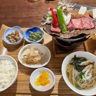 飛騨高山名物「飛騨牛の朴葉味噌焼き」