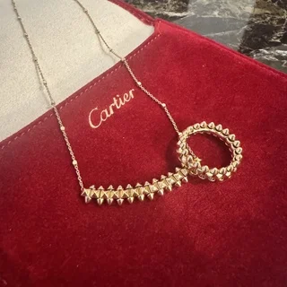 一生物ジュエリーに“クラッシュ ドゥ カルティエ”を選ぶ理由｜大人の女性が惹かれるエッジィな名品