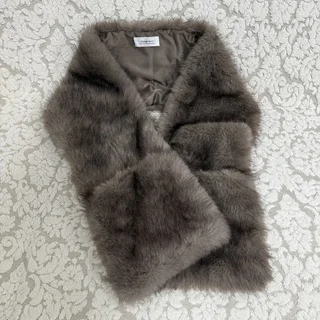 2025秋冬買い足しアイテムは秋から冬まで長く使えるファーマフラー