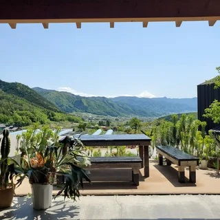 山梨・勝沼のワイナリーと絶景トレッキング、温泉で癒される旅