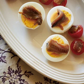 ゆで卵には絶対ビール！黄金の組み合わせ「トマトと卵」を使った簡単レシピ【平野由希子のおつまみレシピ #24】