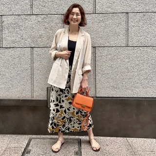 【40代骨格ストレート】夏の気分を盛り上げる柄スカートコーデ
