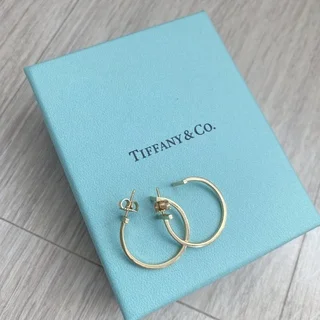憧れを日常に。Tiffany「T ワイヤーフープピアス」