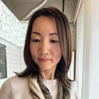 落ち着いたカラーでアレンジしやすい、くびれミディアム【40代のミディアムヘア】