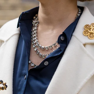 パーティコーデは遊び心のジュエリー