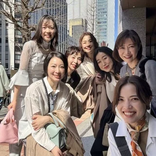 甘すぎない春のオフ会コーデは、春色スカート×黒ジャケット×ジュエリーで完成。_1_1