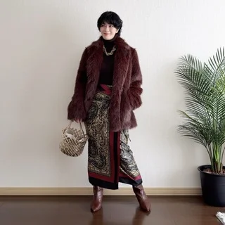 冬スタイルにも自然に溶け込むレザーメッシュバッグ