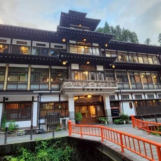 銀山温泉で癒しのひととき。川沿いの温泉と、まさかのスイカ振る舞い!?_1_2-2
