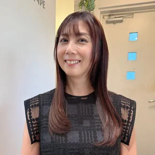 デザイン性とツヤ感がある美しいスタイルに【40代のロングヘア】