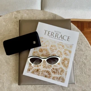 【CHANELの白フレーム】大人が映える、レトロエレガンスな夏小物