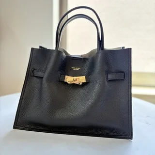 VIOLAd’OROの黒バッグで、オンオフ上手に