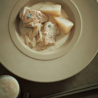 どぶろくに合わせる鶏肉とかぶのクリーム煮 ブルーチーズ風味【平野由希子のおつまみレシピ #97】