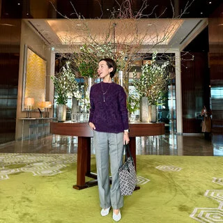ずっと愛せる名品アイテム「きれい色ニット」でパレスホテル東京へ