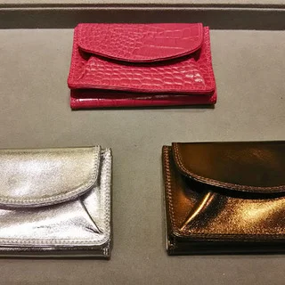 和光のロングセラー、極小三つ折財布で大人女子のたしなみ度をUP