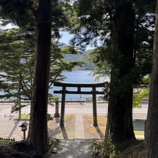 神秘的な中禅寺湖と鳥居の風景