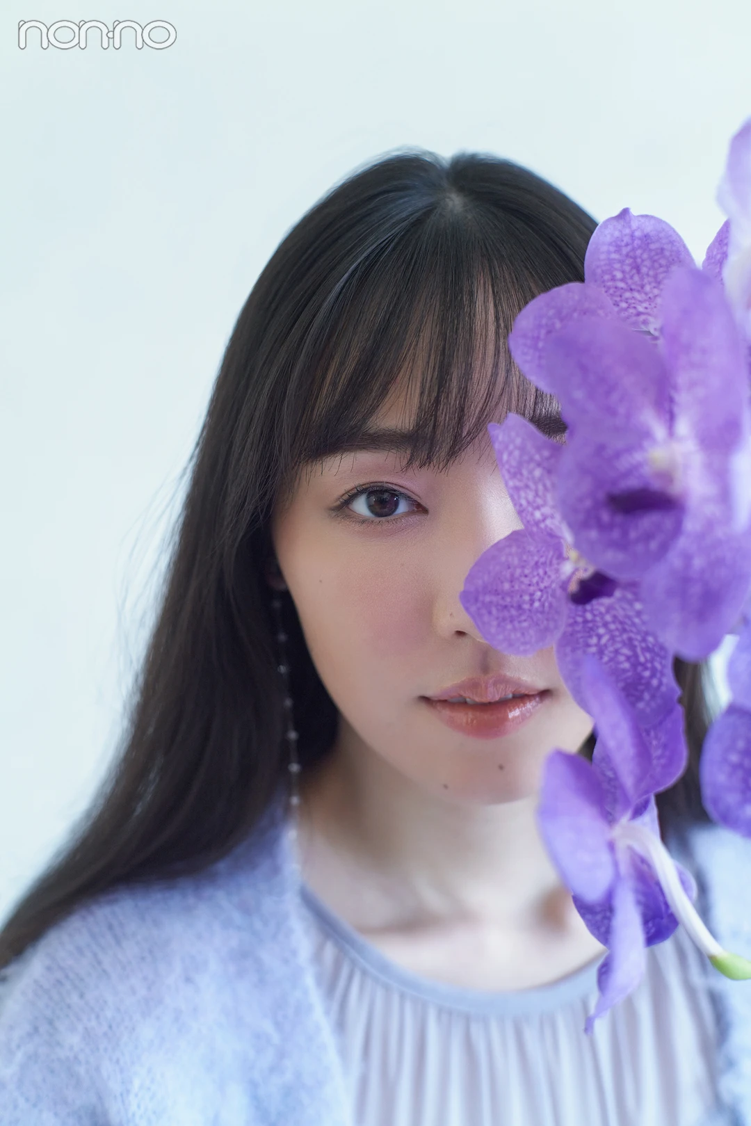 紫の花越しに顔をのぞかせる譜久村さん