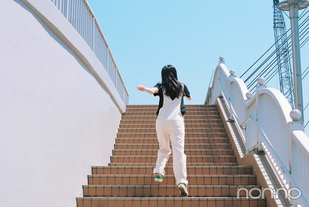 羽賀さん撮影による階段を駆け上る譜久村さんの後ろ姿の写真