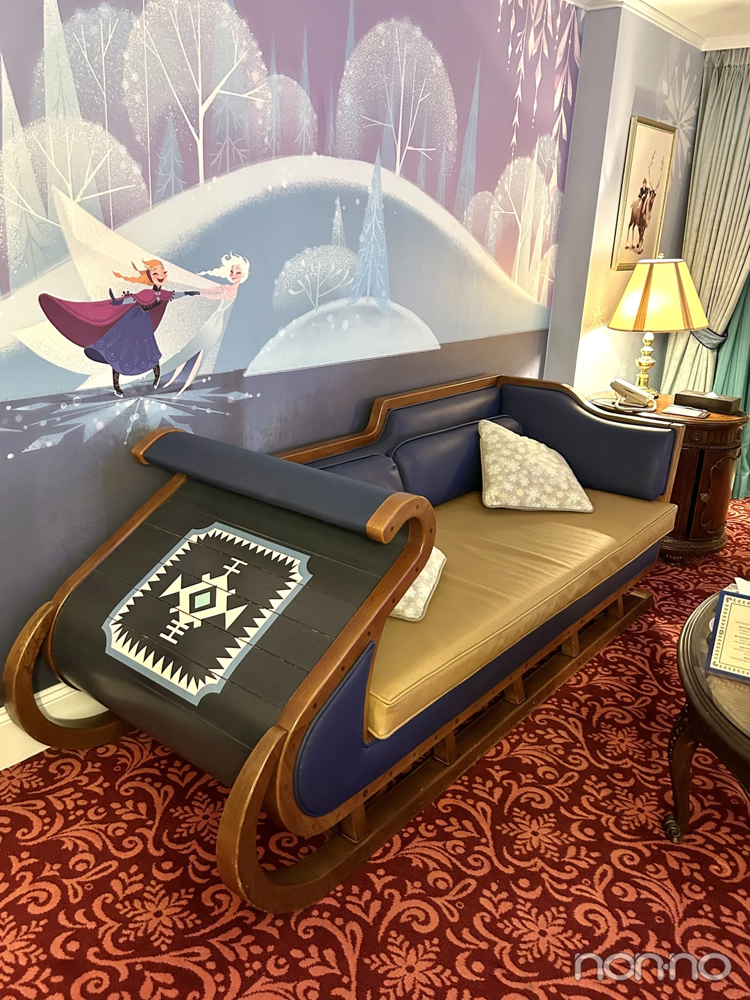香港ディズニーランドのアナと雪の女王スイートルームのソリ型ソファ