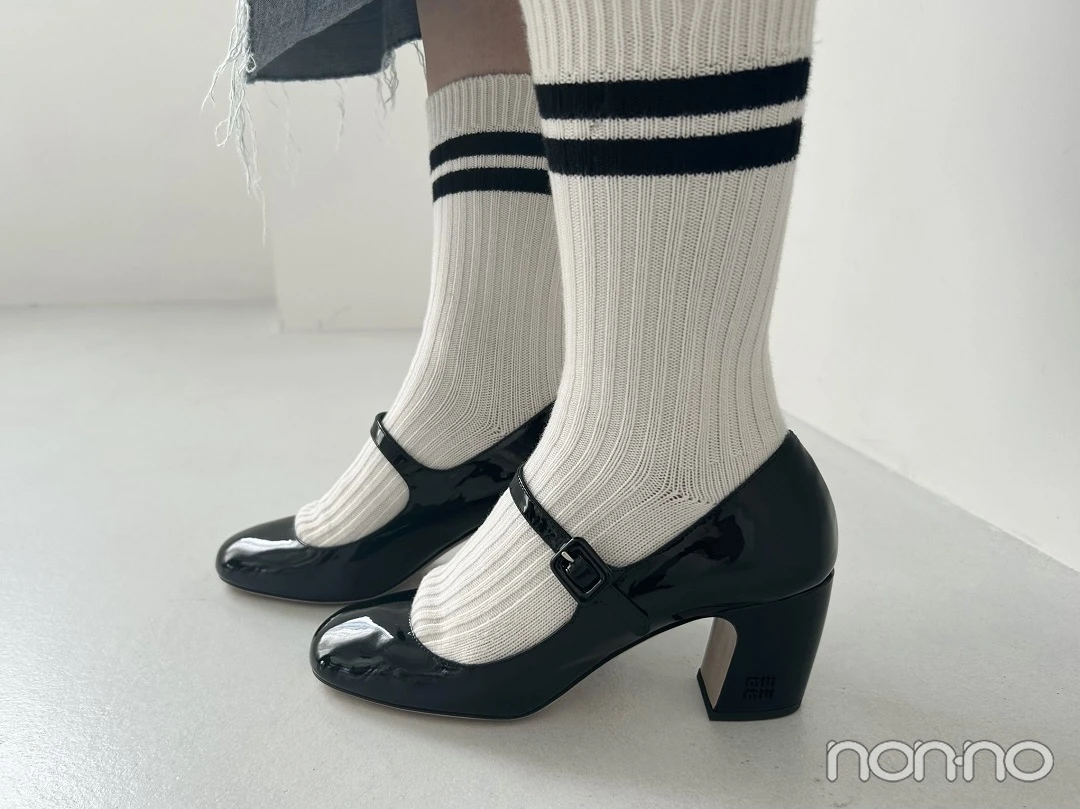 堀田真由の私服、靴下と靴のアップカット、サイド