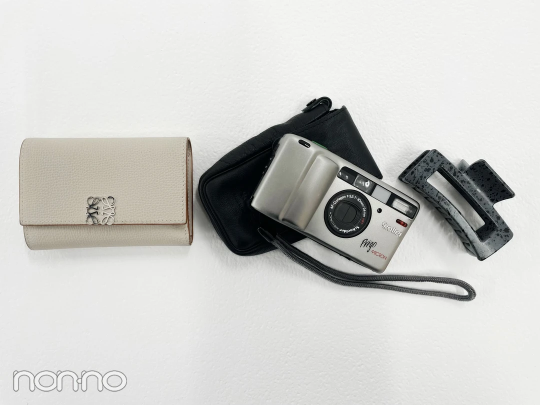 岡本夏美のバッグの中身、ヘアクリップ、フィルムカメラ、ロエベの財布