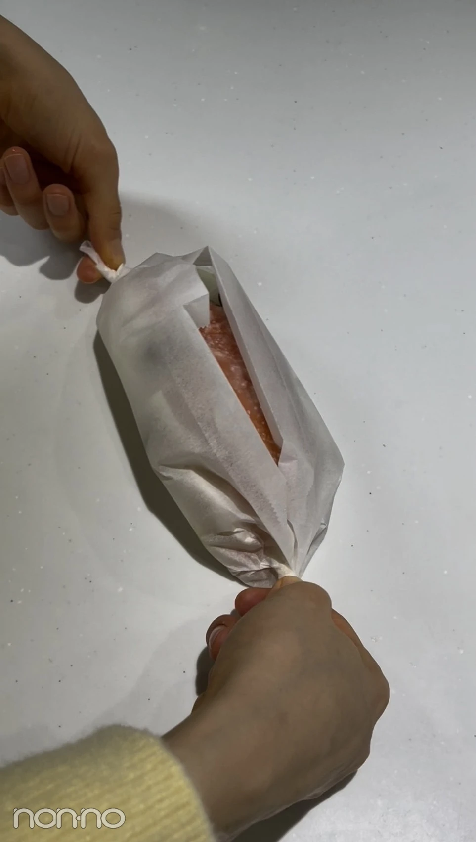 鮭の塩こうじ包みの具材をクッキーングシートにのせて包む様子2